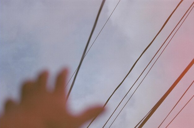 Foto la mano cortada contra los cables eléctricos