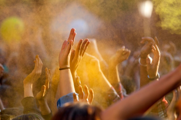 La mano cortada durante Holi