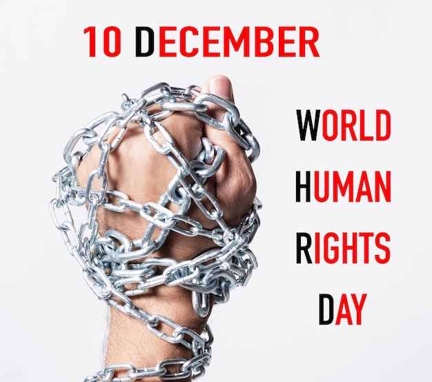 Mano cortada de un hombre envuelta en una cadena con el texto del Día Mundial de los Derechos Humanos contra un fondo blanco