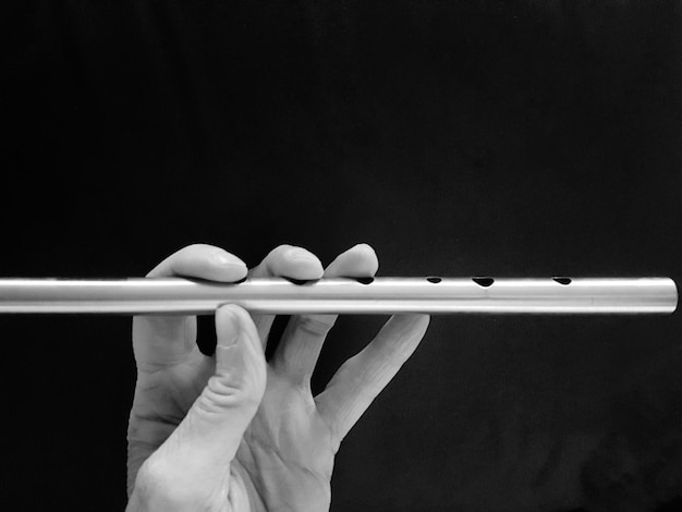 Foto mano cortada de un hombre con una flauta