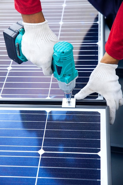 Foto mano cortada de un hombre instalando paneles solares en el techo