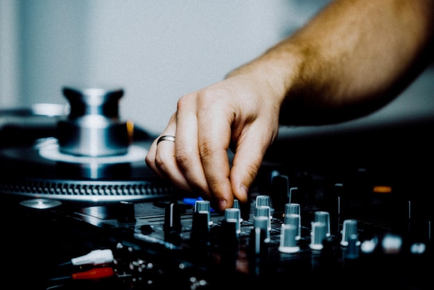 Foto mano cortada de un hombre mezclando música