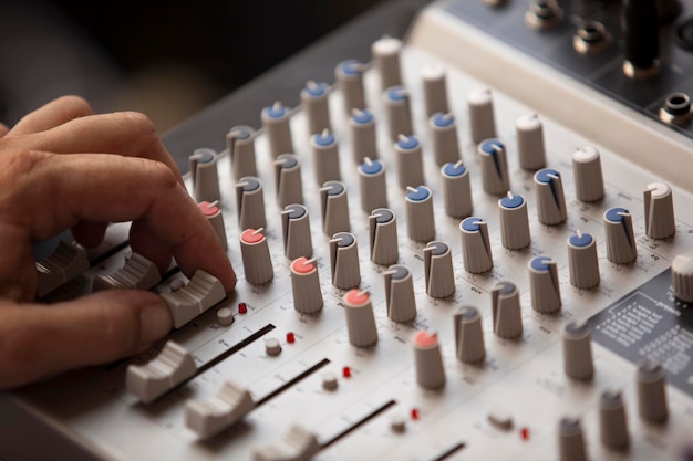 Foto mano cortada de un hombre mezclando sonido