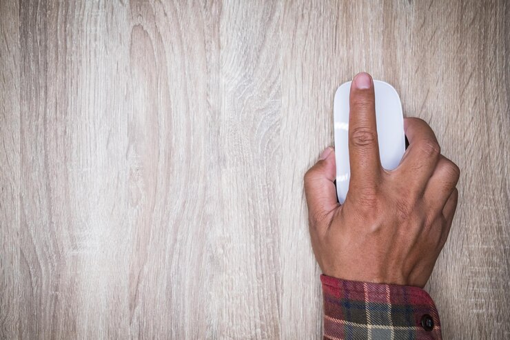 Foto mano cortada de un hombre de negocios que usa el ratón de la computadora en la oficina