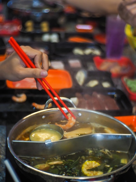 Foto mano cortada de un hombre preparando comida