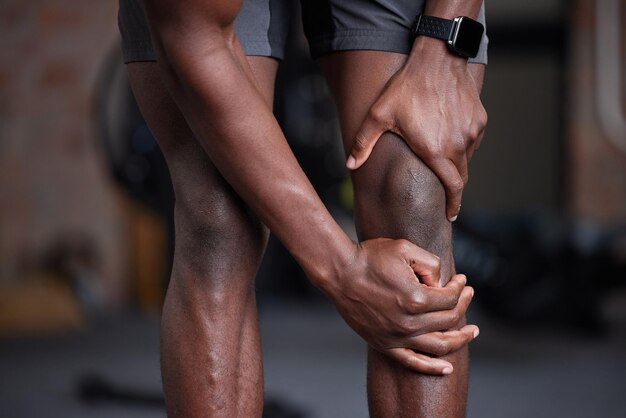 Foto mano cortada de un hombre que se sostiene de la mano