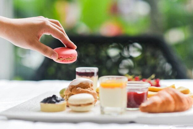 Foto la mano cortada de un hombre recogiendo un postre