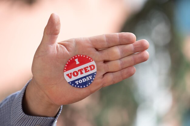 Mano cortada de un hombre con sello de votación