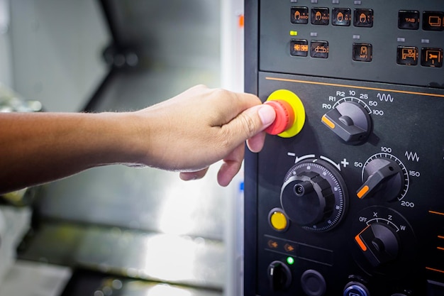 Foto mano cortada de un hombre tocando el botón de una máquina
