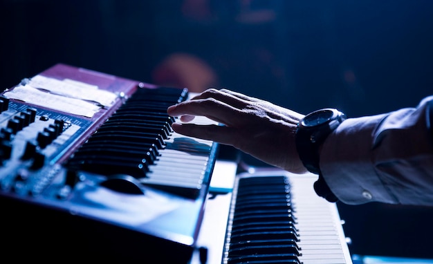 Mano cortada de un hombre tocando el piano