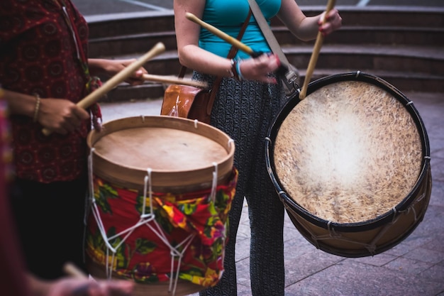 Foto mano cortada de un hombre tocando el tambor