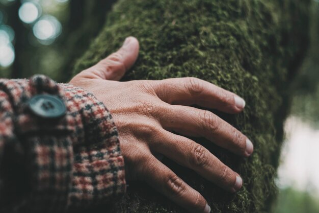 Foto mano cortada de un hombre