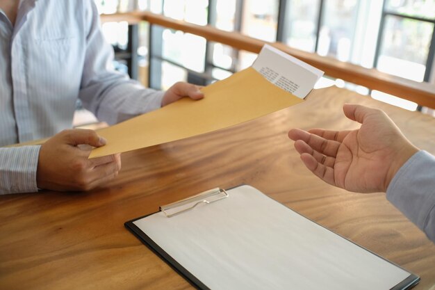 Mano cortada de un juez recibiendo un documento de un cliente en la oficina