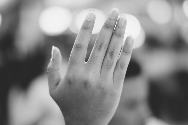 Foto la mano cortada de una mujer al aire libre