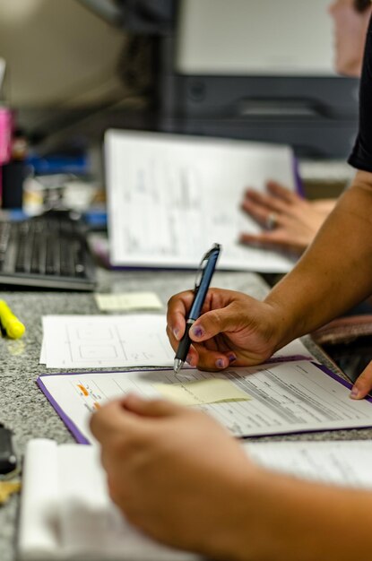 Foto mano cortada de una mujer escribiendo en papel