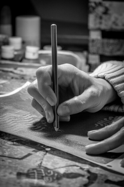 Foto mano cortada de una mujer escribiendo en papel