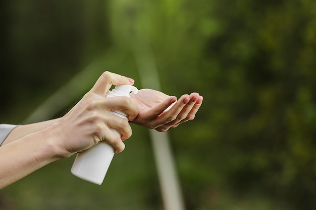 Foto mano cortada de una mujer con esmalte de uñas