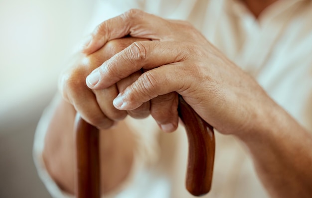 Foto mano cortada de una mujer con esmalte de uñas