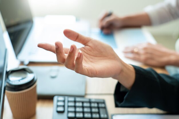 Foto mano cortada de una mujer de negocios gestando mientras trabaja en la oficina