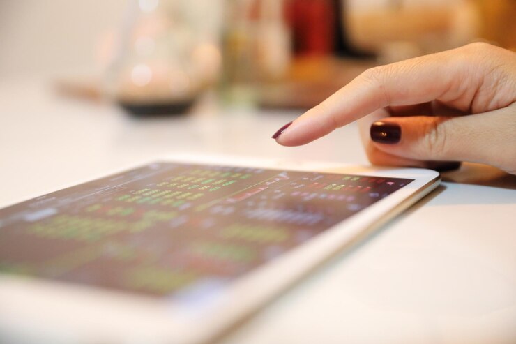 Foto mano cortada de una mujer de negocios usando una tableta digital en la oficina