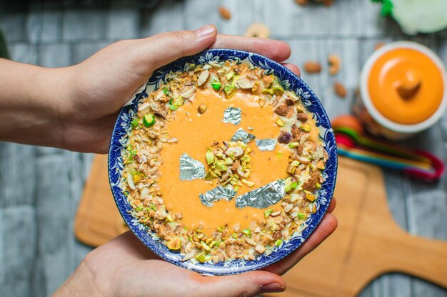 Foto mano cortada de una mujer sosteniendo comida