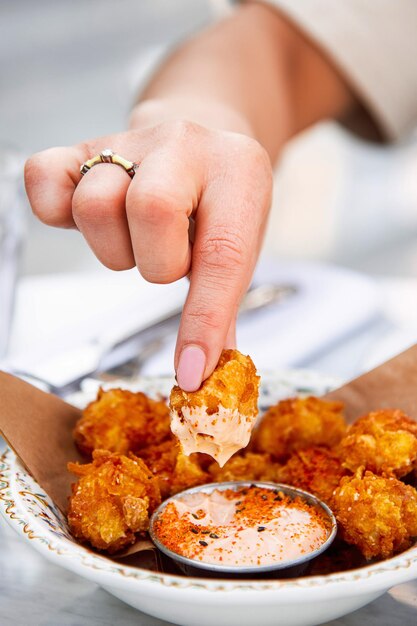 Foto mano cortada de una mujer sosteniendo comida