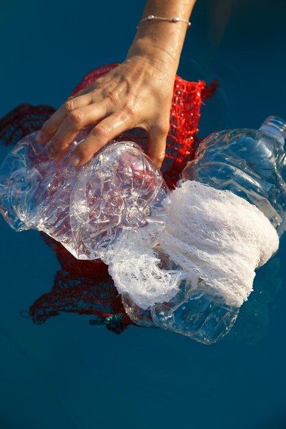 Foto mano cortada de una mujer sosteniendo una concha de mar