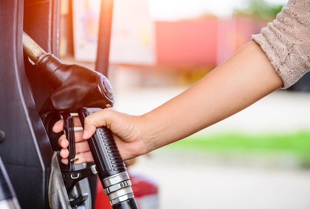 Foto mano cortada de una mujer sosteniendo gasolina