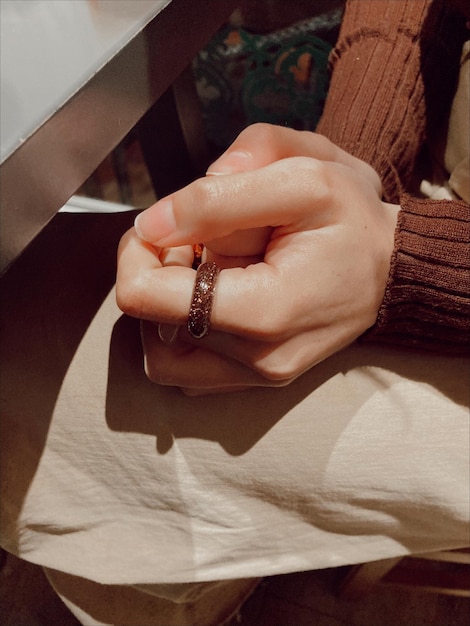 Foto mano cortada de una mujer sosteniendo papel