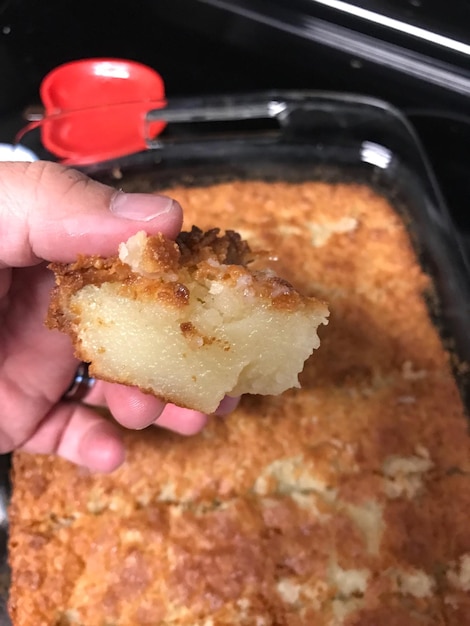 Foto mano cortada de una mujer sosteniendo un pastel