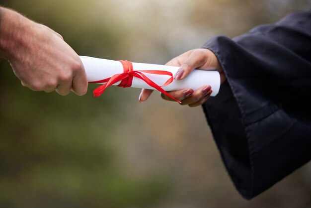 Foto mano cortada de una mujer sosteniendo un regalo