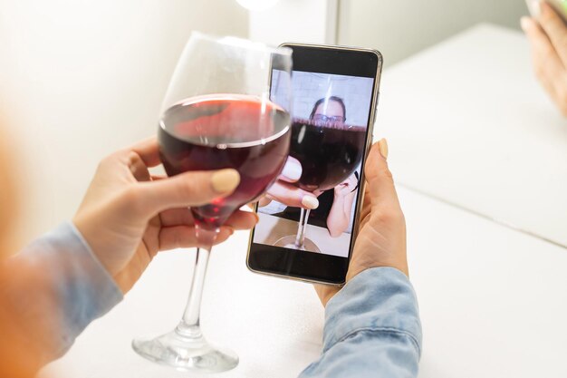 Foto mano cortada de una mujer sosteniendo un vaso de vino