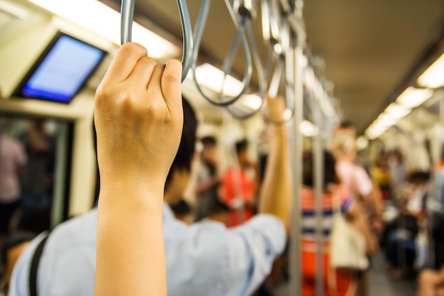 Foto la mano cortada de una mujer en el tren