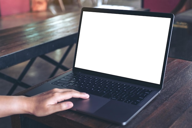 Mano cortada de una mujer usando una computadora portátil