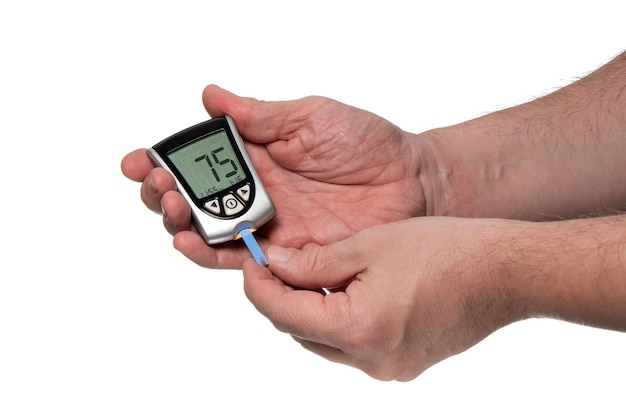 Mano cortada de una persona que comprueba la diabetes