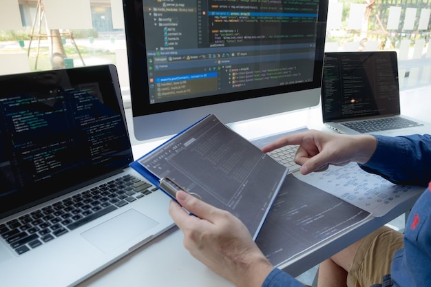 La mano cortada de los programadores de computadoras haciendo una tormenta de ideas en la oficina
