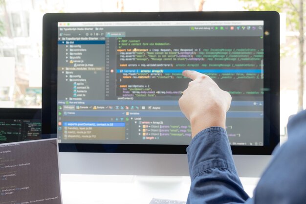 Foto la mano cortada de los programadores de computadoras haciendo una tormenta de ideas en la oficina