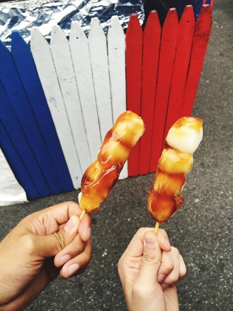 Foto mano cortada sosteniendo el helado