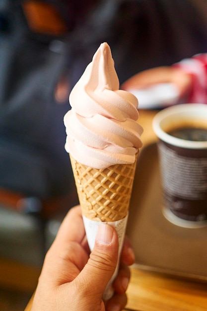 Mano cortada sosteniendo el helado