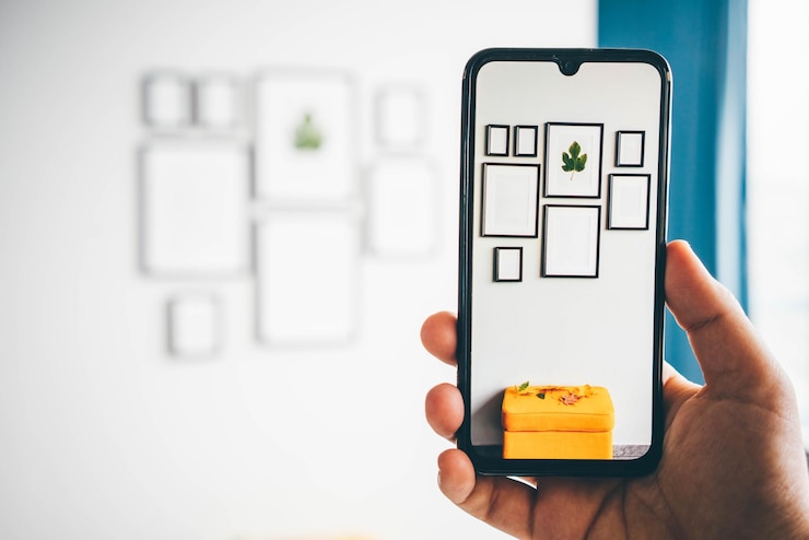 Foto mano cortada con un teléfono inteligente