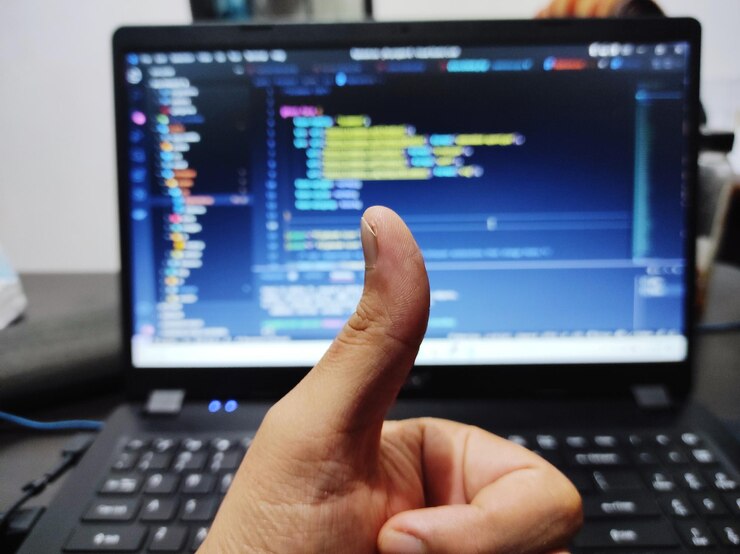 Foto mano cortada usando una computadora portátil