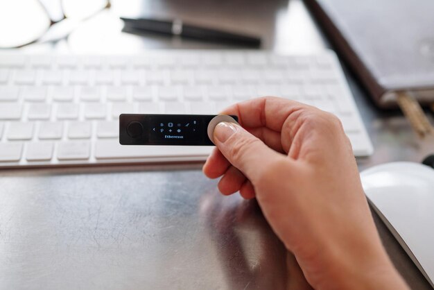 Mano cortada usando una computadora portátil