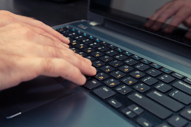Mano cortada usando una computadora portátil