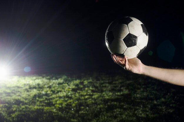 la mano de la cosecha con la pelota de fútbol