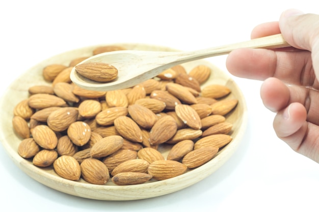 Mano en cuchara de almendra aislada sobre fondo blanco