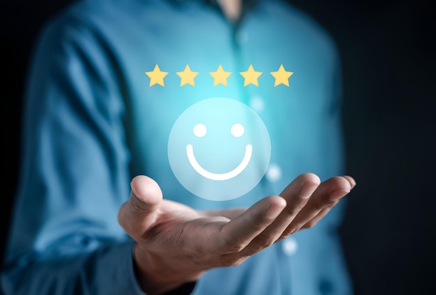 Mano dando cara de sonrisa feliz en el cuadro de comentarios usuario dando buena calificación de retroalimentación pensar positivo valoración del cliente evaluación del día de salud mental elogio concepto de satisfacción del día