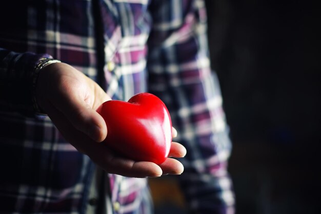 Mano dar corazón de San Valentín