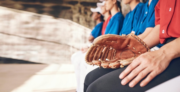 Mano deportiva y atleta con un guante para ver juegos de béisbol y equipo juntos. Entrenamiento físico y un lanzador o persona con equipo para una competición profesional o listo para un partido.