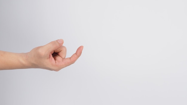 Mano derecha del hombre haciendo señas signo sobre fondo blanco.