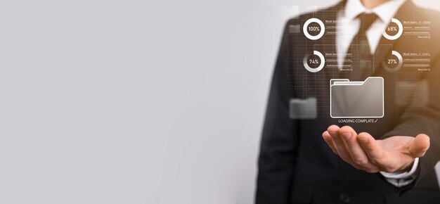 Mano de desarrollador de negocios utilizando el marco de la placa en una computadora virtual moderna que muestra innovación Desarrollo de software ágil herramienta de gestión de proyectos lean concepto de cambios rápidos Sistema de gestión de documentos DMS